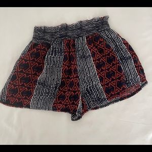 🔆 Wide shorts with pockets, black with red.